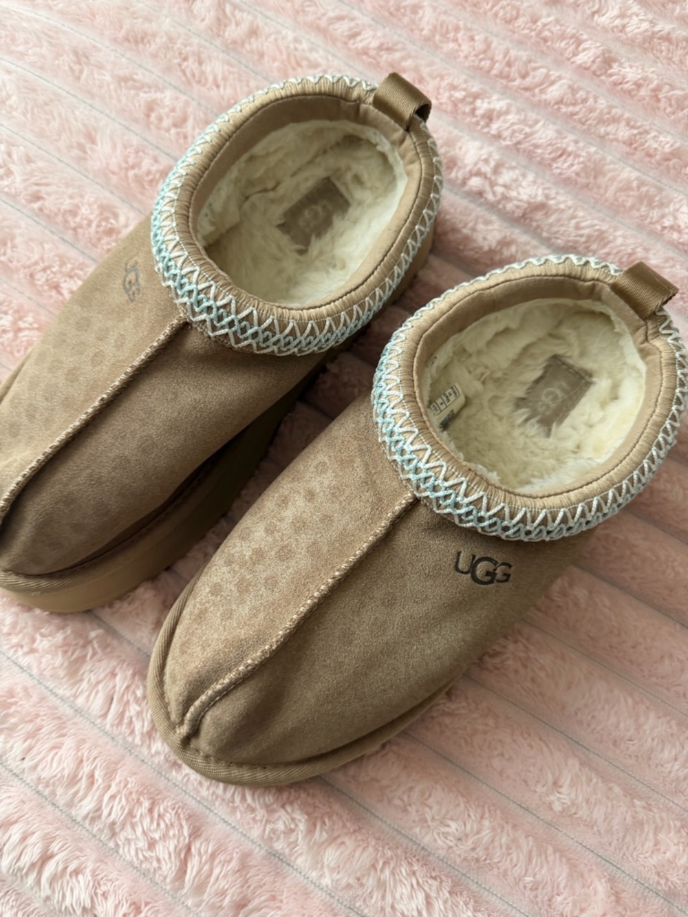 UGG Labelled Shearling-Lined Slipper in Light Brown and Cream